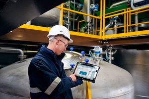 Wartungsmanager mit einem SMT70-Tablet in einer Chemieanlage