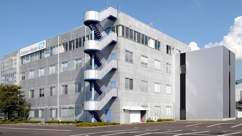 Außenansicht des Produktionsgebäudes in Yamanashi, Japan.