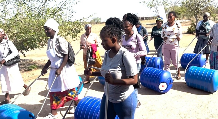 Carrying water with the new Hippo Rollers.