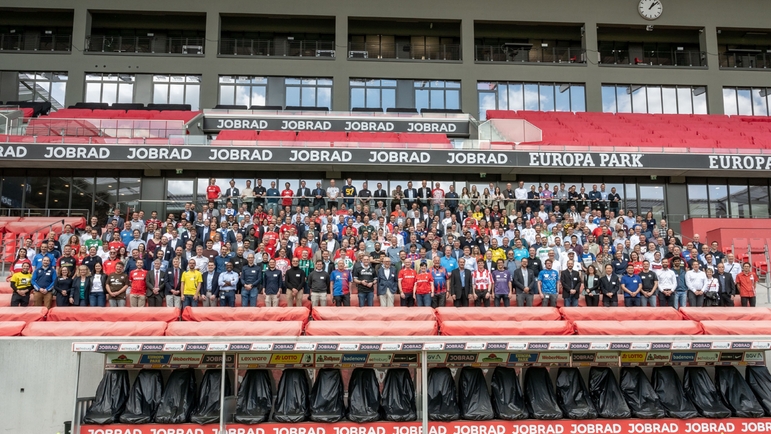 Gruppenbild Innovatorentreffen im Fußballstadion des SC Freiburg.