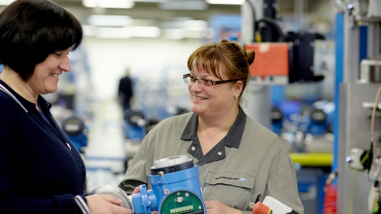 Endress+Hauser Flow France, Cernay, Frauen mit Durchflussmessgerät