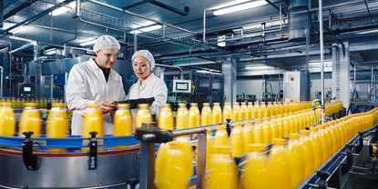 Arbeitskräfte in einer Anlage für Lebensmittel und Getränke