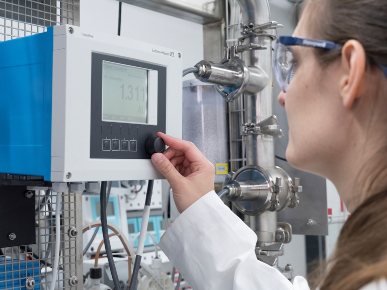 Service technican commissioning a Liquiline transmitter
