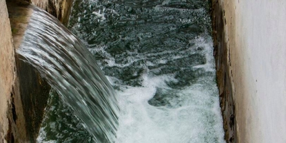 Auslauf einer industriellen Abwasseraufbereitungsanlage