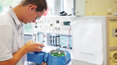 Techniker bei der Diagnose und Reparatur eines Durchflussmessgeräts