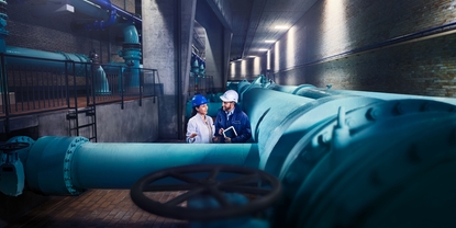 Techniker vor einem Wasserverteilnetz