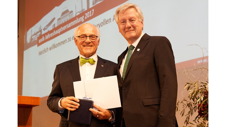 Klaus Endress erhält die Ehrensenatorwürde der Universität Freiburg im Breisgau.