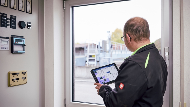 Die Lösung zur Phosphorentfernung kann mit einem Tablet oder einem Smartphone bedient werden