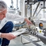 Techniker vor Ort in einer Life-Sciences-Anlage