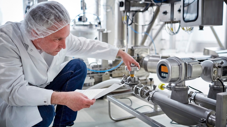 Techniker vor Ort in einer Life-Sciences-Anlage
