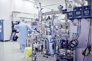 Kleiner Bioreaktor in einer pharmazeutischen Produktionsanlage