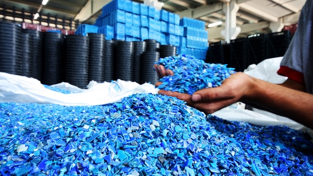 Plastic resin pellets