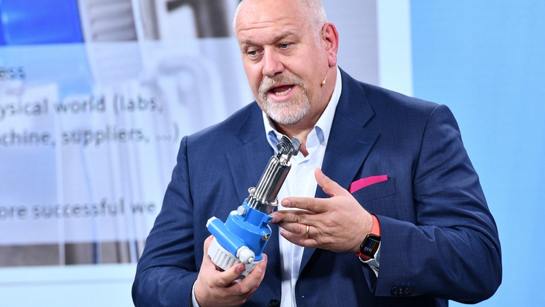 Matthias Altendorf auf der Bühne während des Endress+Hauser Innovatorentreffen.