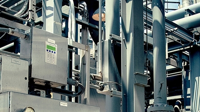Produktbild eines TDLAS-Gasanalysators in einem Gehäuse in einer Ölraffinerie