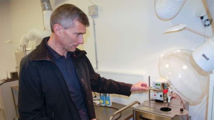 Calibration of temperature sensor in a laboratory by Tommy Mikkelsen, metrologist at chr Hansen