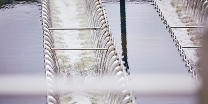 Der Ablauf der Abwasseraufbereitungsanlage in der Grundstoffe, Metalle und Bergbauindustrie