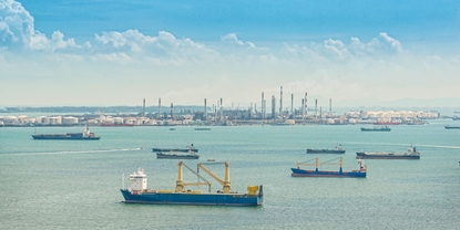 Ein Hafen mit verschiedenen Schiffen und Bunkerbargen