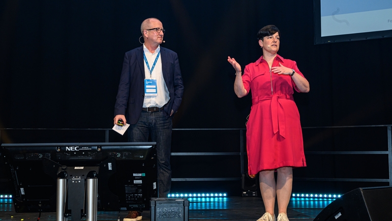 Dr. Christine Koslowski und Dr. Andreas Mayr führten durch das Programm und ehrten die diesjährigen Gewinner.