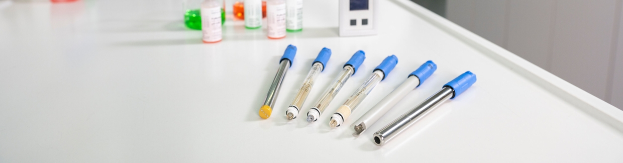 Tragbares pH-Meter mit Elektroden in einem Labor