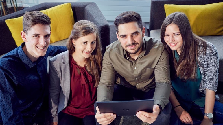 Gruppe von Endress+Hauser Schülern und Studenten