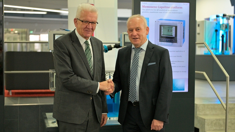 Ministerpräsident Kretschmann zu Besuch bei Endress+Hauser