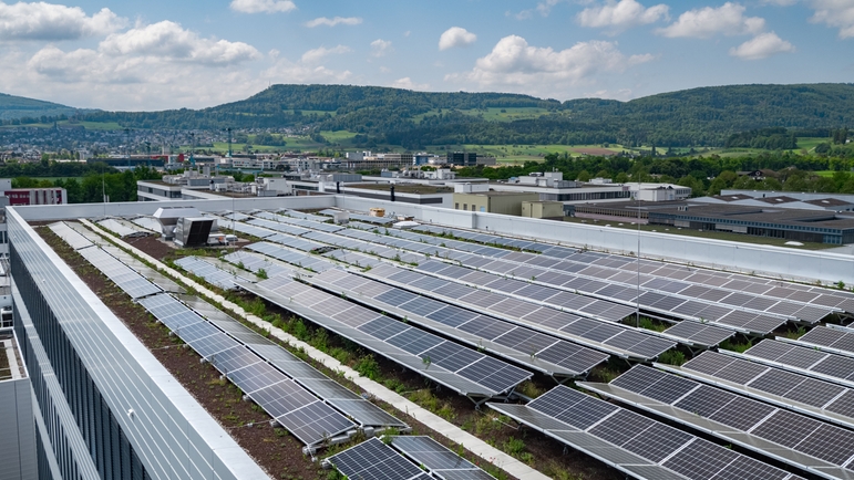 Endress+Hauser hat auf den Dächern vieler Büro- und Produktionsgebäude Solaranlagen installiert.