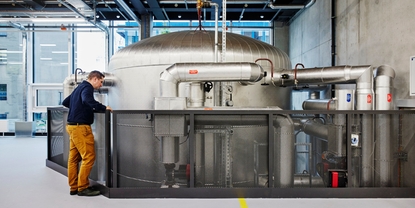 This vessel can store waste heat from Endress+Hauser’s production to heat the building.
