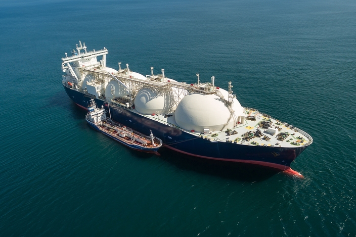 Tankschiff und zu betankendes Schiff während des LNG-Bunkervorgangs