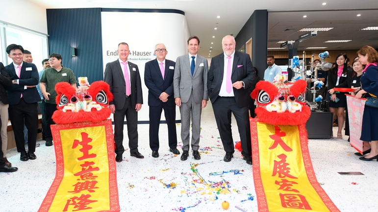 Jens Winkelmann , Richard Yu, Schweizer Botschafter Frank Grütter und Matthias Altendorf bei der Einweihung der Büros.