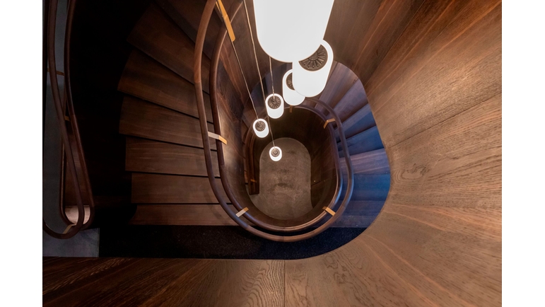 Eine hochwertige Wendeltreppe führt ins Obergeschoss des Endress+Hauser Gästehauses, wo sich die Aufenthaltsräume befinden.